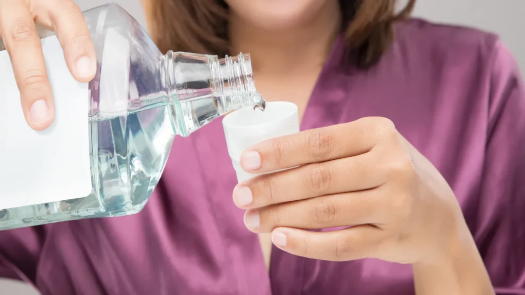 استخدام مضمضة لازالة رائحة الفم الكريهة