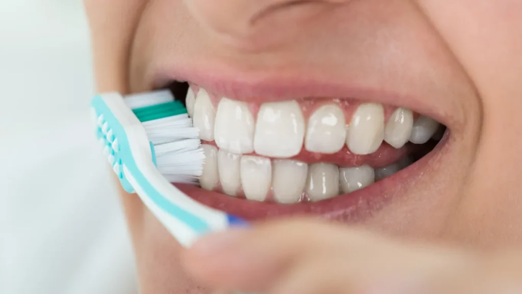 تنظيف الأسنان باستمرار